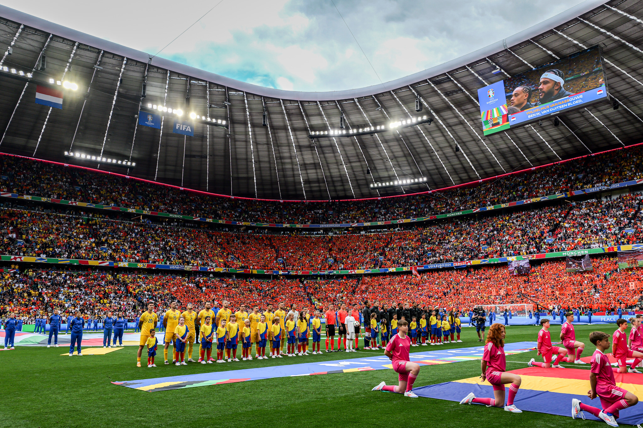 Fotografie de grup cu nationala Romaniei, Romania - Tarile de Jos 0-3, optimile EURO 2024 // © Marius Tudor