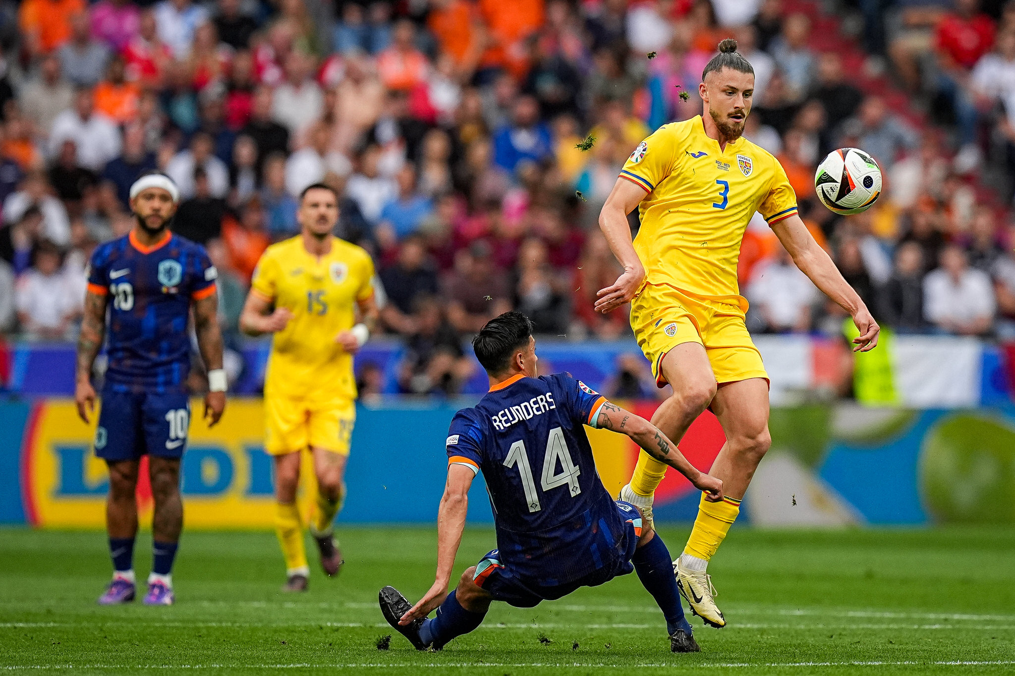 Faza de joc cu Radu Dragusin, Romania - Tarile de Jos 0-3, optimile EURO 2024 // © Marius Tudor
