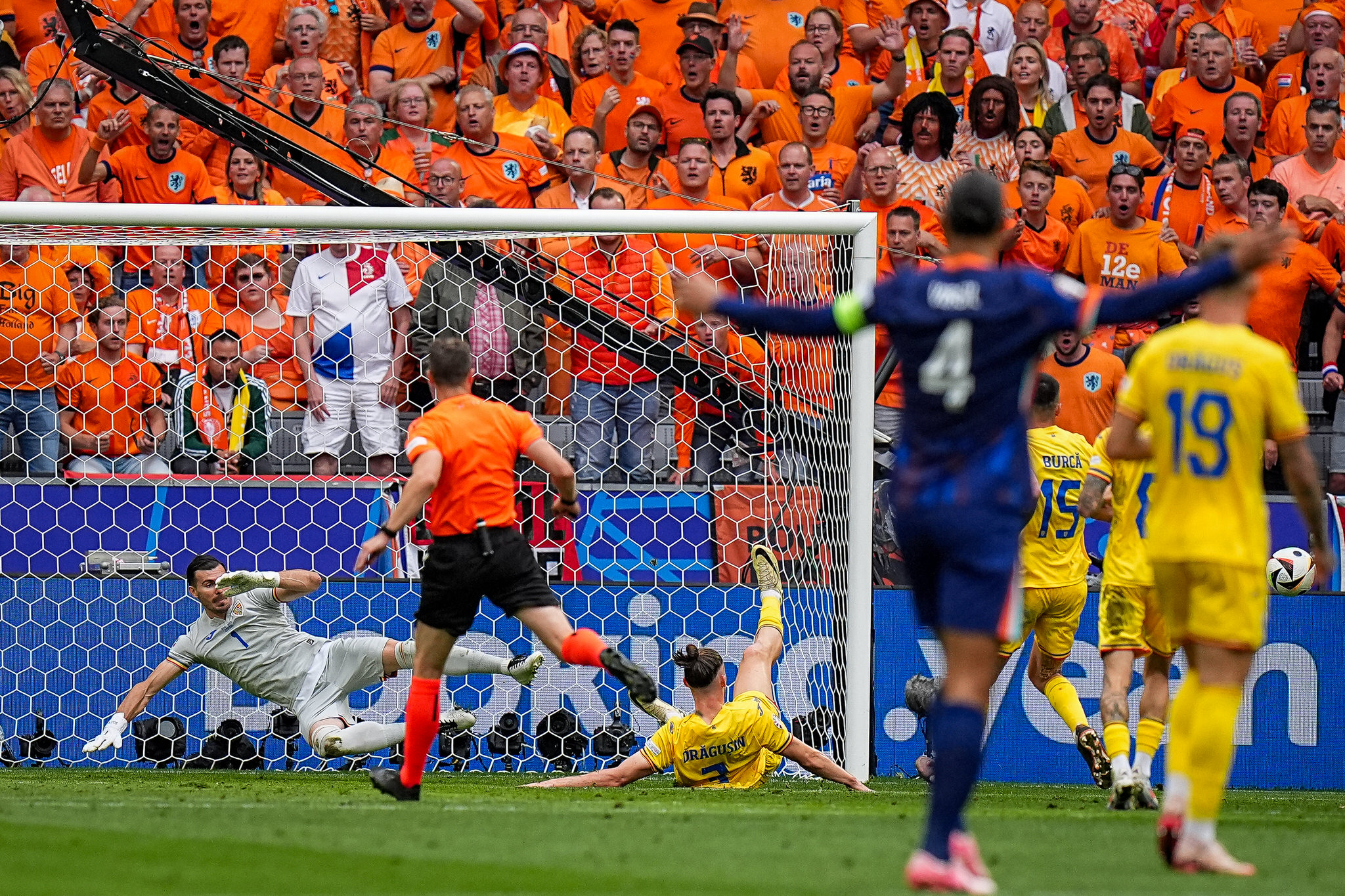 Faza de joc cu Radu Dragusin, Romania - Tarile de Jos 0-3, optimile EURO 2024 // © Marius Tudor