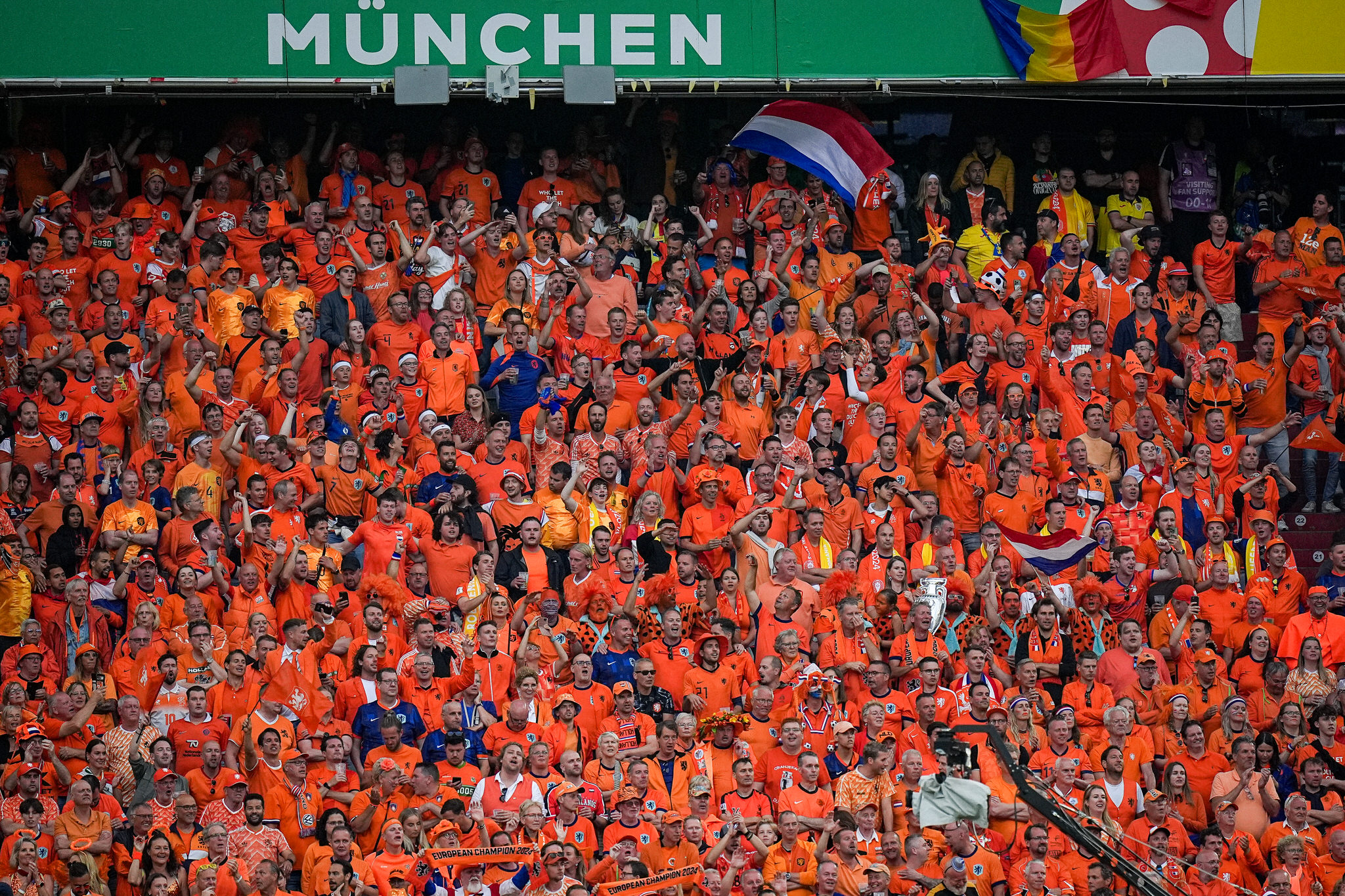 Suporteri ai nationalei Tarilor de Jos, Romania - Tarile de Jos 0-3, optimile EURO 2024 // © Marius Tudor