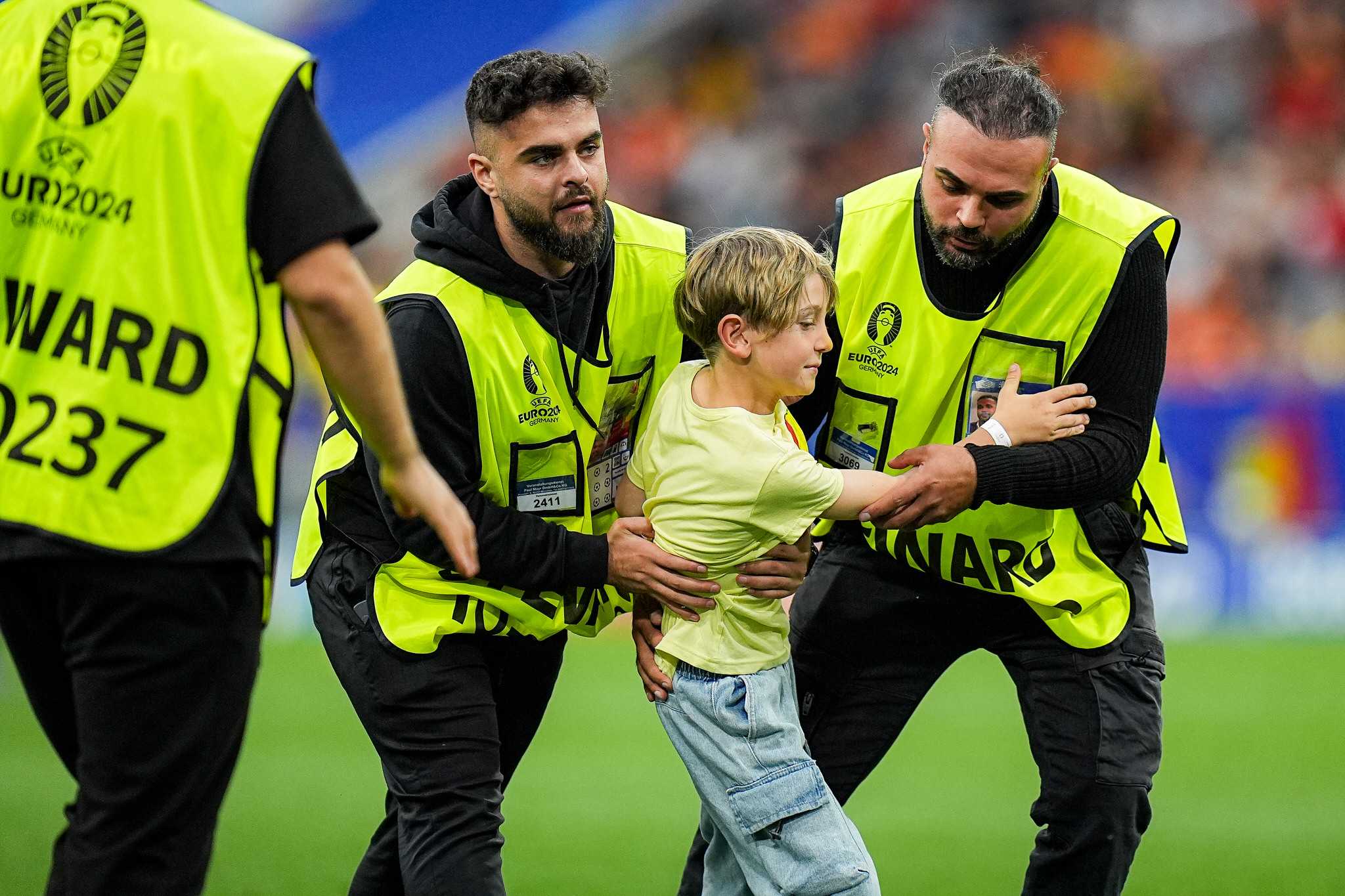 Copil intrat pe teren ca sa-l salute pe Florin Nita la meciul Romania - Tarile de Jos 0-3, optimile EURO 2024 // © Marius Tudor