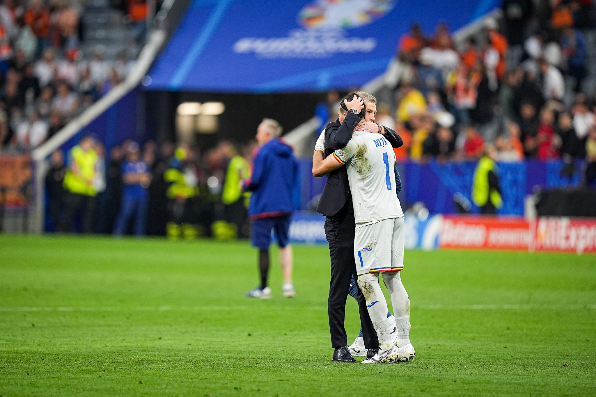 Edward Iordanescu il imbratiseaza pe Florin Nita la finalul meciului Romania - Tarile de Jos 0-3, optimile EURO 2024 // © Marius Tudor