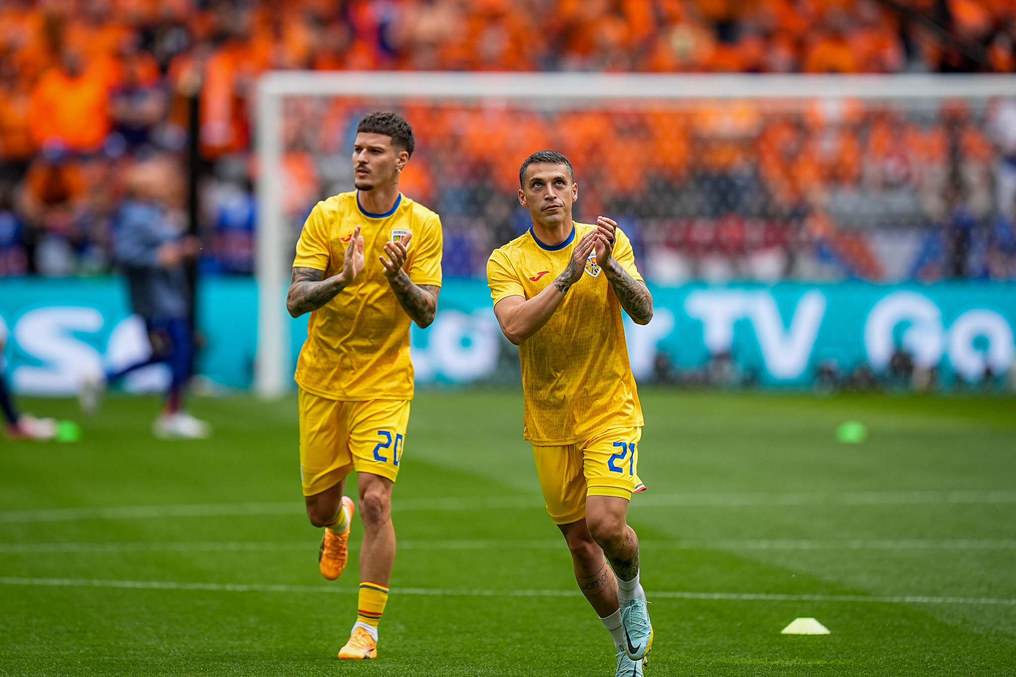 Dennis Mann si Nicolae Stanciu saluta publicul, Romania - Tarile de Jos 0-3, optimile EURO 2024 // © Marius Tudor