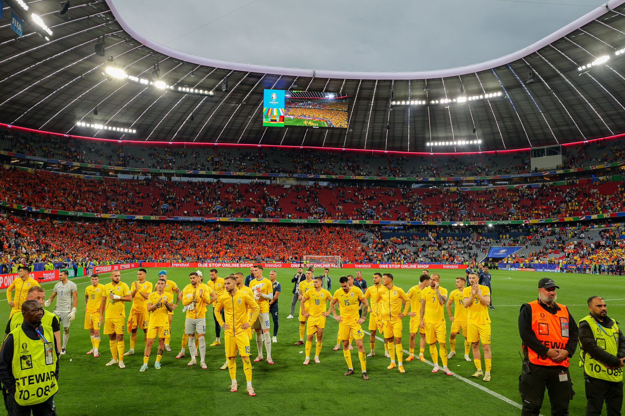 Nationala Romaniei multumeste publicului la finalul meciului Romania - Tarile de Jos 0-3, optimile EURO 2024 // © Marius Tudor
